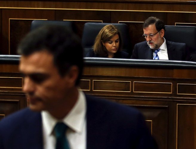 En primer plano, Pedro Snchez (PSOE) y detrs Mariano Rajoy con...