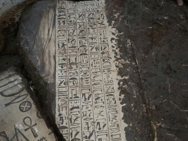 Bloques de piedra con inscripciones jeroglíficas.