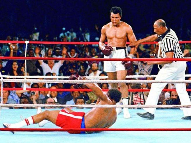 Foreman, tendido sobre la lona, tras ser golpeado por Ali.