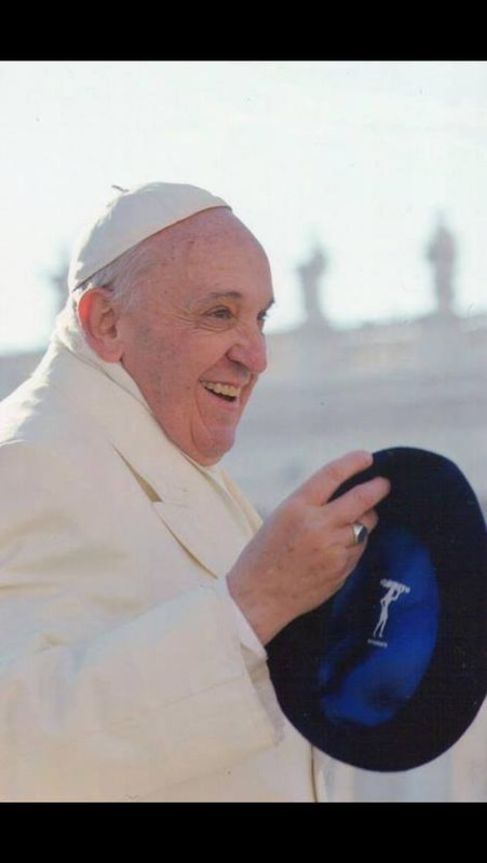 El Papa Francisco con una chapela del bar Currito.