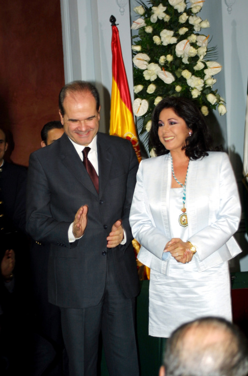 Pantoja recibi la medalla de manos de Manuel Chaves en 2002.