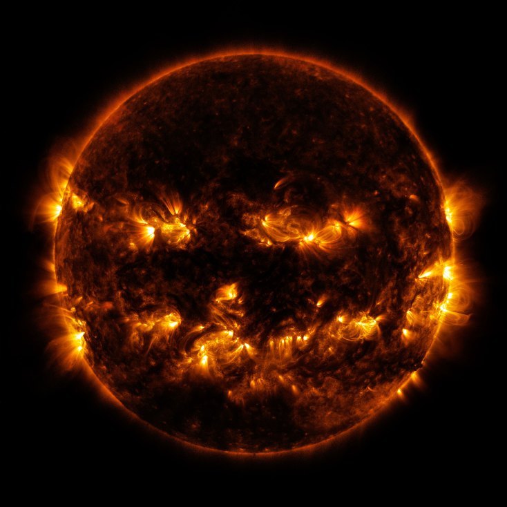 El sol se parece a una calabaza de Halloween en esta imagen tomada el...