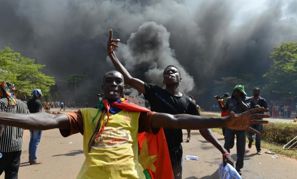 Dos manifestantes en la capital de Burkina Faso.