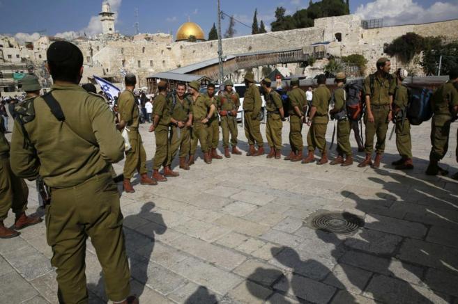 Soldados israeles custodian EL Muro de las Lamentaciones, en...