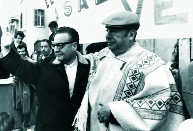 Allende, a la izquierda, junto a Pablo Neruda. Imagen de un documental...