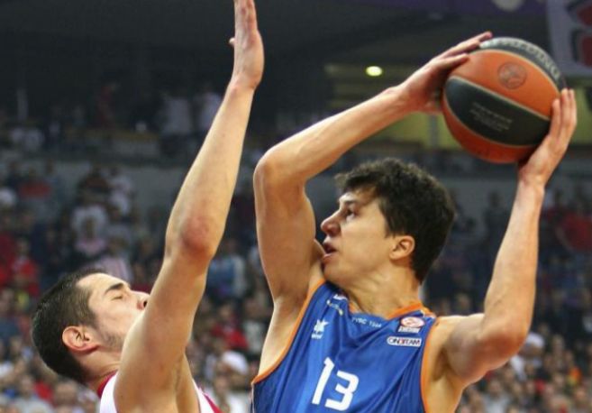 Lucic, jugador del Valencia Basket, ante Kalinic.