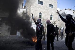 Palestinos luchan con las fuerzas de seguridad israeles.