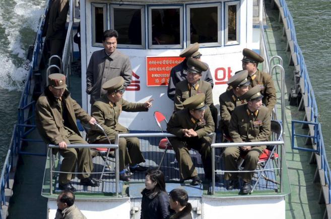 Un grupo de militares norcoreanos cruzan el río Yalu, en la frontera...