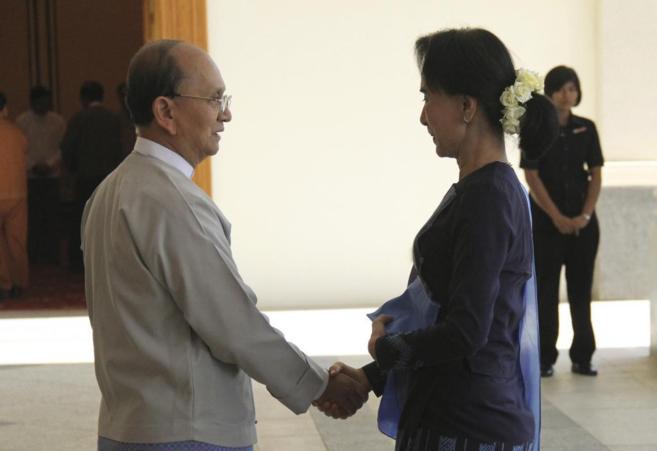 La lder opositora birmana Aung San Suu, junto al presidente de...