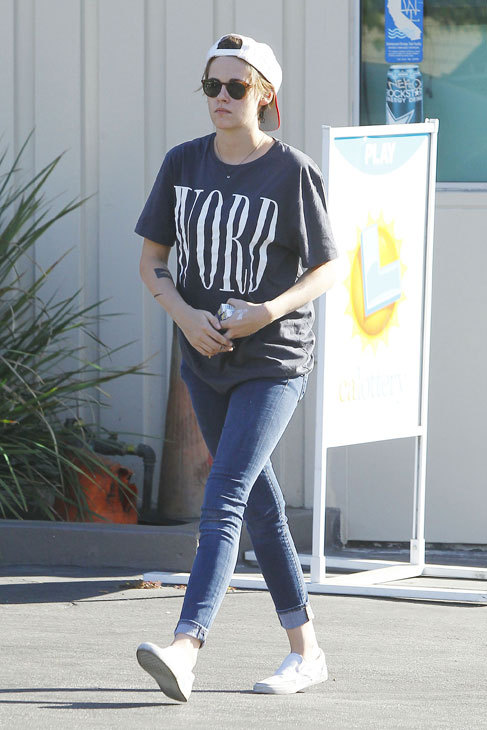 Kristen Stewart no se despeja de su gorra y sus camisetas XL, prendas...