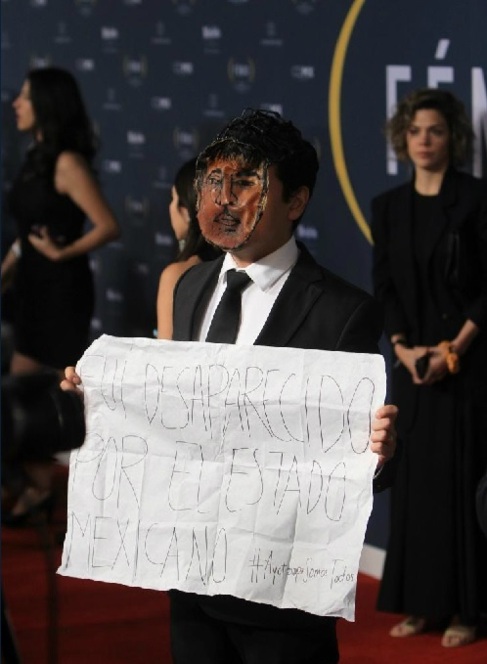 El actor Francisco Barreiro protesta por los jvenes desaparecidos de...