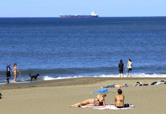 Numerosas personas en la playa vizcana de Ereaga aprovechan el buen...