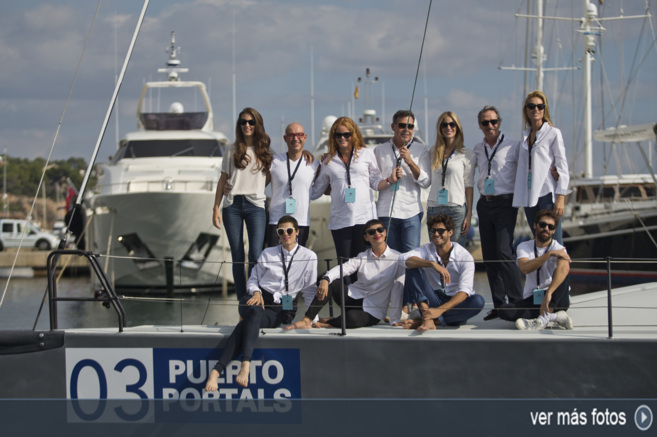 Diseadores y modelos posan juntos en el Puerto de Portals de Palma.