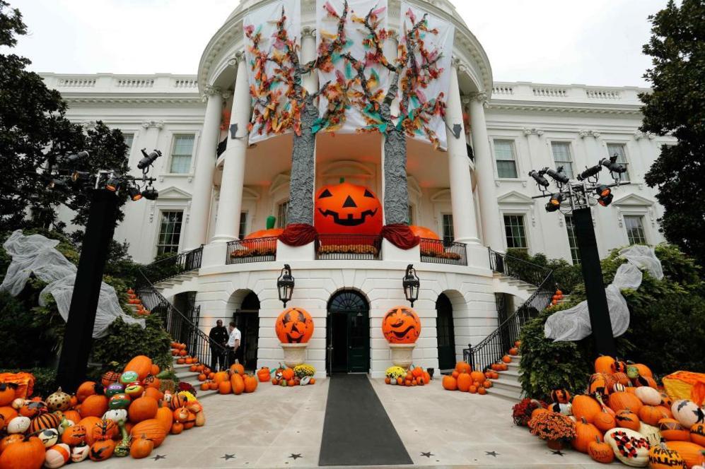 La Casa Blanca, decorada para la ocasin. Los Obama celebran una...
