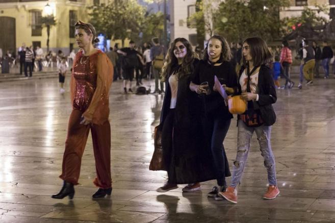 Un grupo de jvenes disfrazadas en la noche del pasado viernes en la...