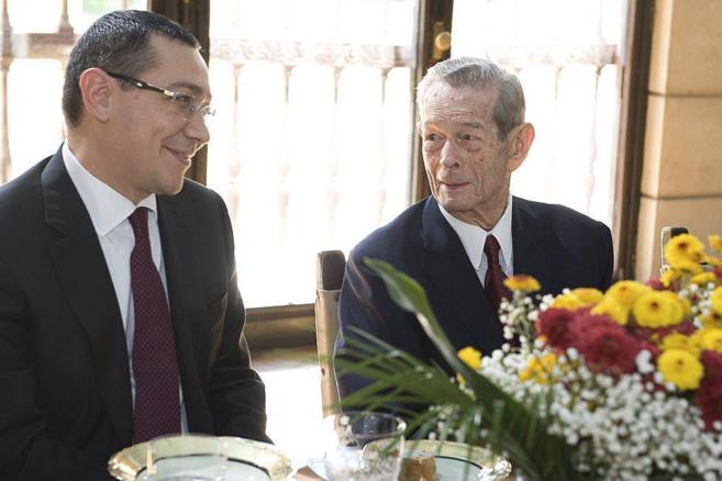 El primer ministro rumano, Vctor Ponta, junto al rey Miguel.