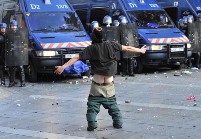 Un hombre se encara con los policas antidisturbios en Nantes.