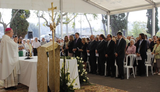 El obispo ha oficiado la misa en el cementerio de Castelln, con la...