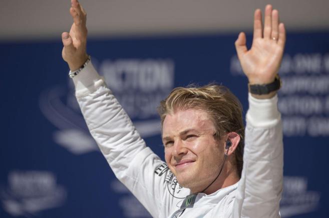 Nico Rosberg saluda al pblico del circuito de Austin.
