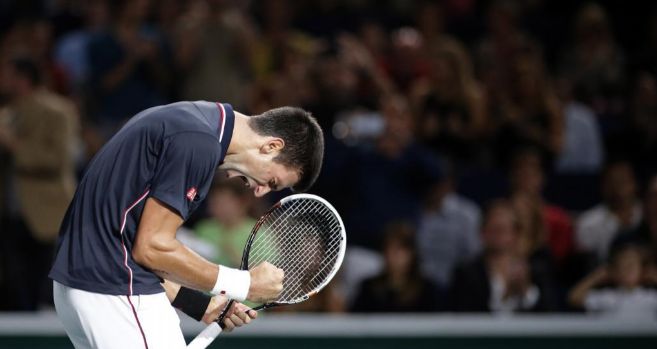 Novak Djokovic celebra su victoria sobre Milos Raonic.