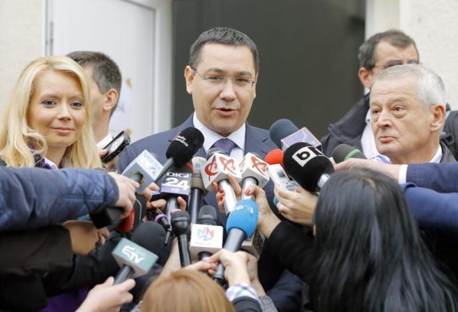 Vctor Ponta atiende a los medios tras votar en un colegio electoral...