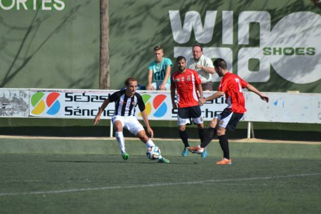 Ramos presiona a un rival en el partido disputado en Sant Vicent del...
