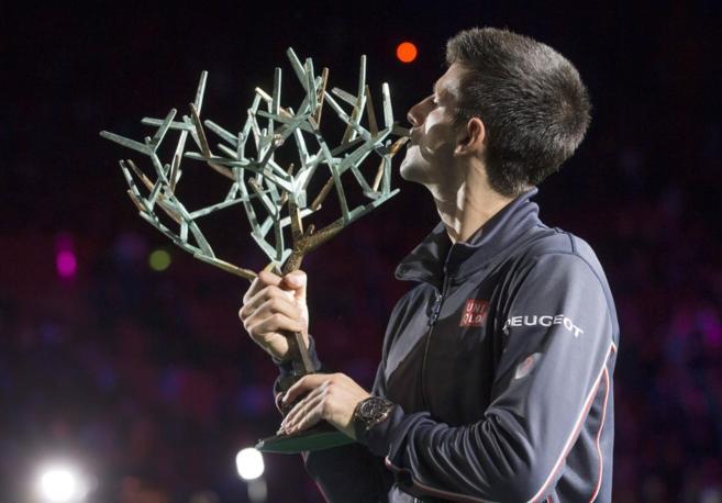 Djokovic, con el trofeo del Masters 1000 Pars-Bercy.