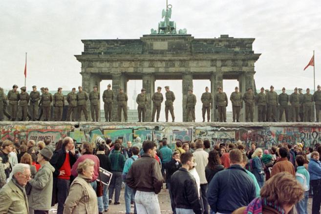 Berlines orientales y occidentales frente a la Puerta de Brandenburgo