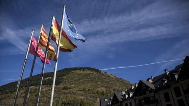 Cuatro banderas en Viella: la aranesa, la señera, la española y la...