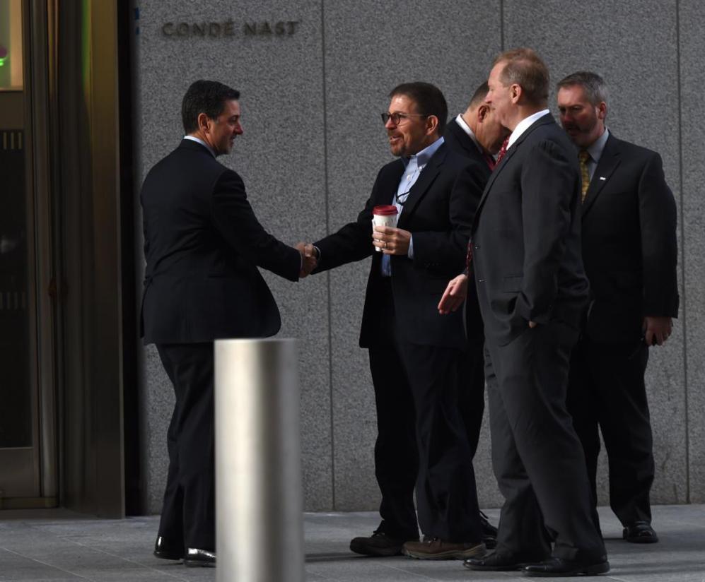 Un grupo de empresarios se saludan a la puerta del One World Trade.