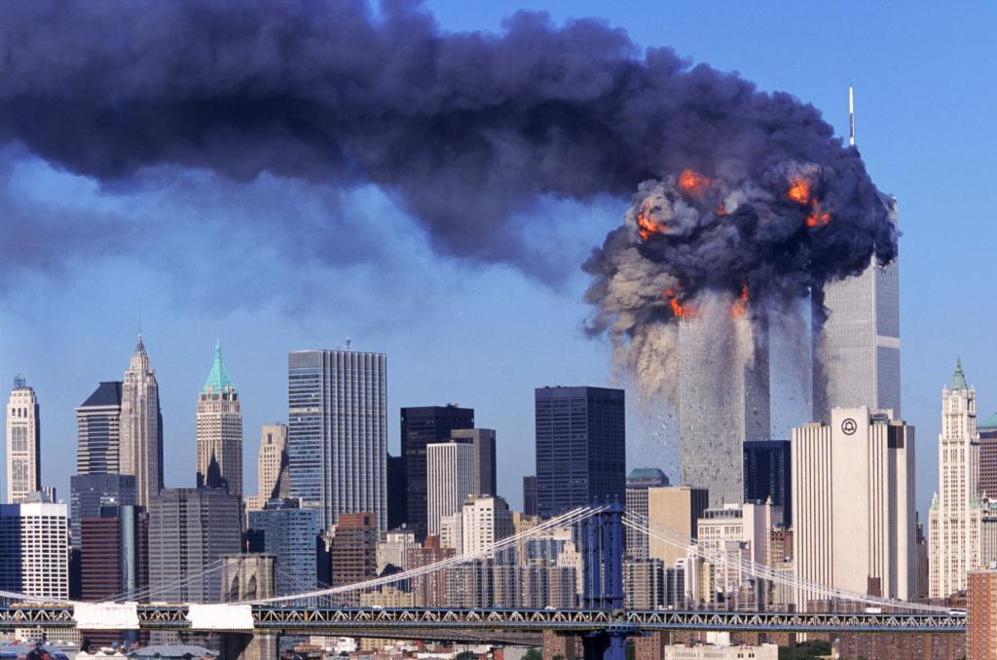 El ataque terrorista masivo contra las Torres Gemelas en Nueva York.