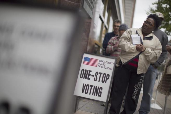Ciudadanos de Raleigh (Carolina del Norte) acuden a votar por...