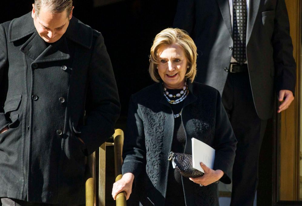 La ex secretaria de Estado Hillary Clinton, a su salida del funeral.