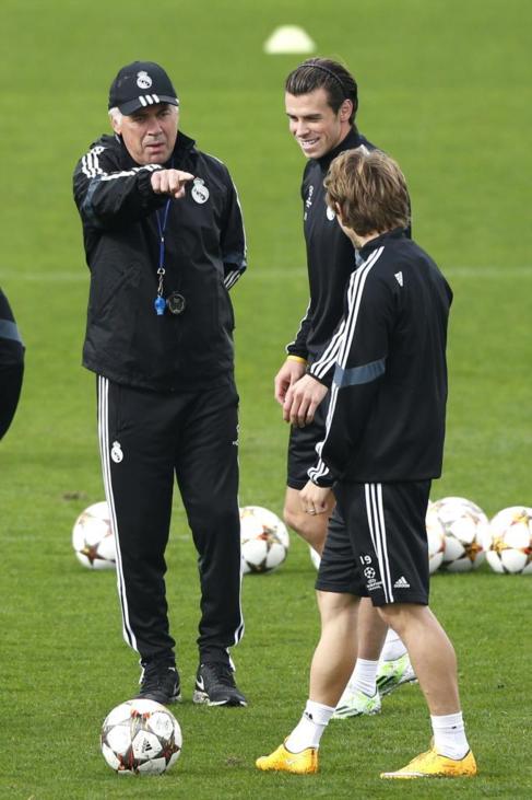 Ancelotti bromea con Bale y Modric en un entrenamiento.