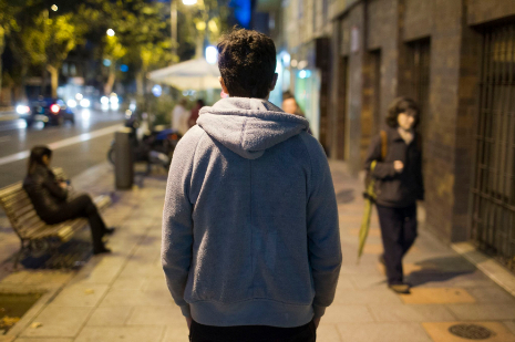 R., 15 aos, paseando por una calle de Madrid.