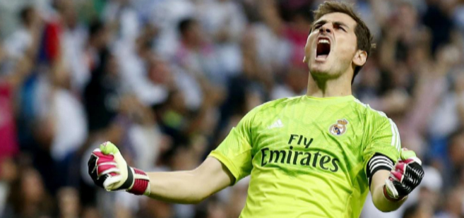 El portero del Real Madrid Iker Casillas celebra un gol durante el...