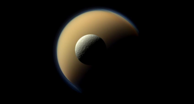 Las lunas Rhea y Titn de Saturno.