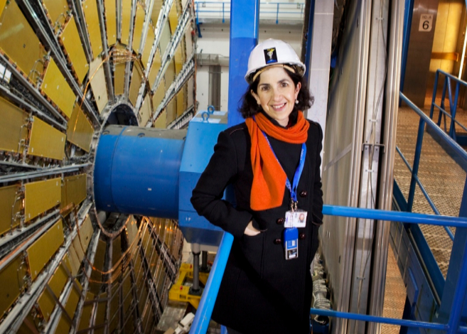 Fabiola Gianotti, junto a un detector del acelerador de partculas...