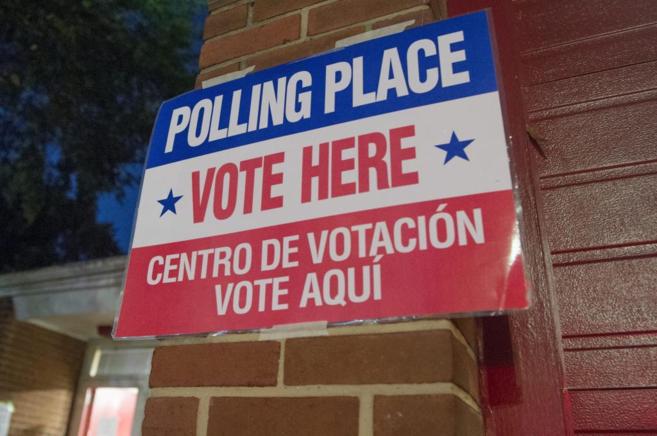 Un cartel en un centro de votacin en Estados Unidos.