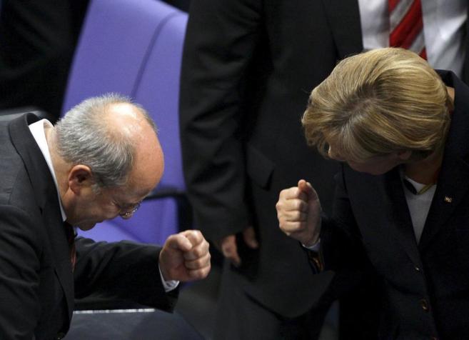 Angela Merkel  bromea con el lder del partido izquierdista Die Linke...