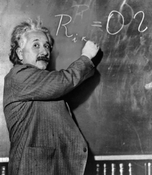 Albert Einstein, escribiendo una ecuacin.