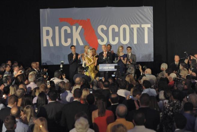 El gobernador Rick Scott celebra con sus partidarios el triunfo...