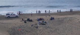 Los inmigrantes en la Playa del Ingls.