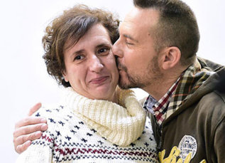 Javier Limn besa hoy a su mujer, Teresa Romero.