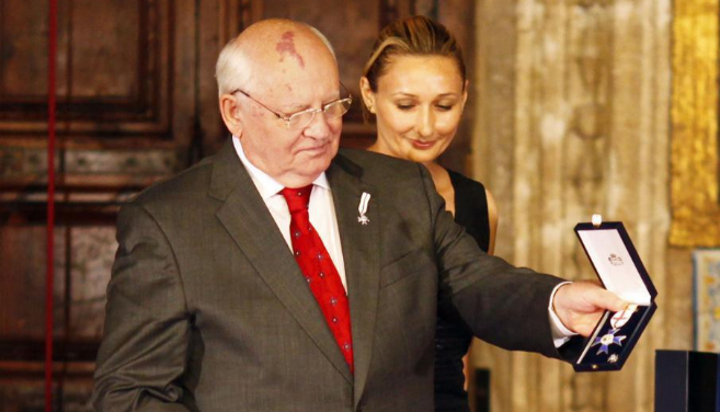 El ex presidente sovitico Gorbachov recibe la Cruz de Honor de la...