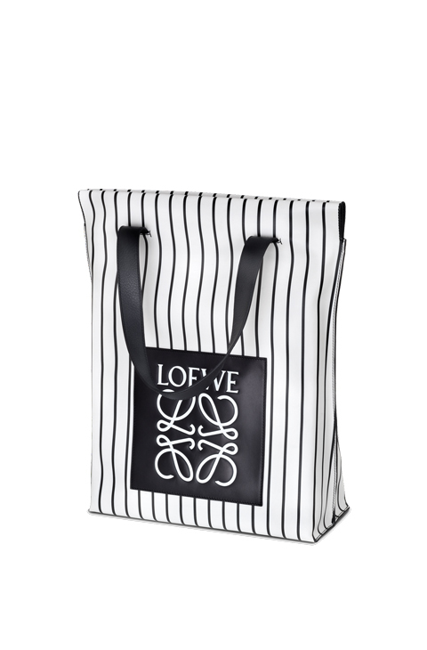 'Shopping bag' con raya diplomtica (990 euros), de Loewe.