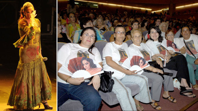 Isabel Pantoja llora durante un concierto. Fans de la tonadillera en...
