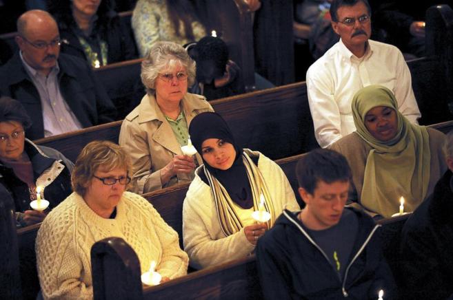 Gente con velas en la iglesia luterana The Redeemer, en Binghamton.