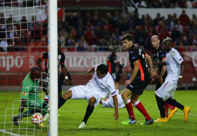 Bacca marca el tercer gol del Sevilla, que sirve para cerrar el...