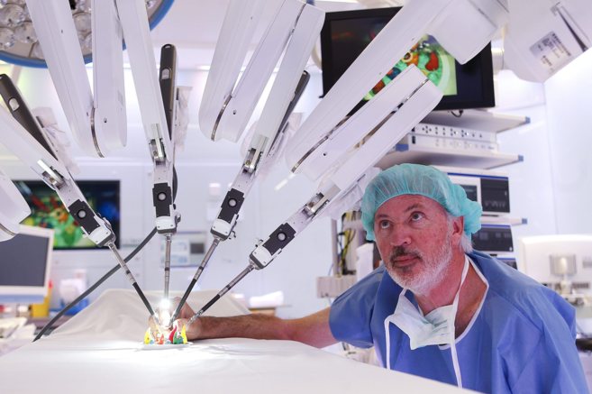 El cirujano Antonio M. De Lacy posa en las instalaciones del Hospital...